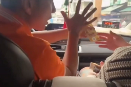 Tài xế taxi Nha Trang bị tố tráo tiền của du khách nước ngoài