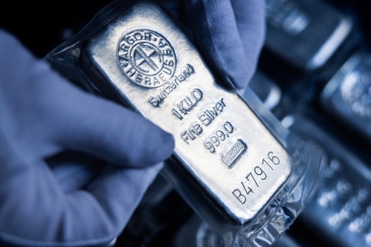 Điều gì quyết định giá bạc?