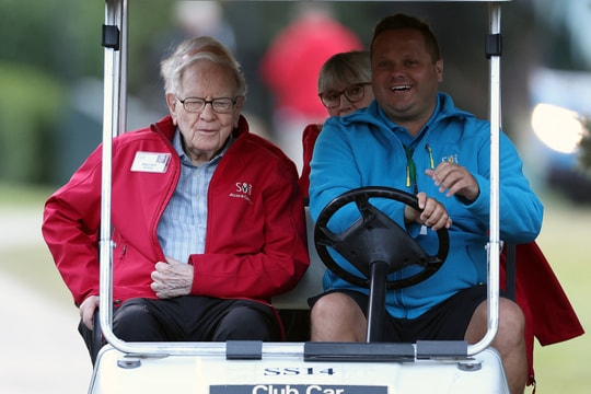 Warren Buffett: 'Đừng quá lo lắng về lương khởi điểm'