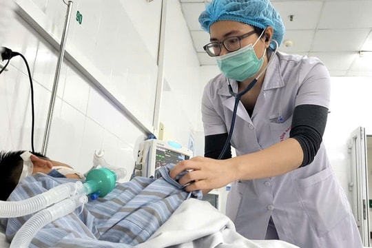 Bé trai lên cơn dại, sợ nước và gió dù vết chó cắn đã lành