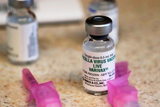 Anh miễn phí vaccine thủy đậu cho trẻ em