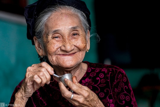 Từ người chèo đò sông Hoài đến 'cụ bà đẹp nhất thế giới'