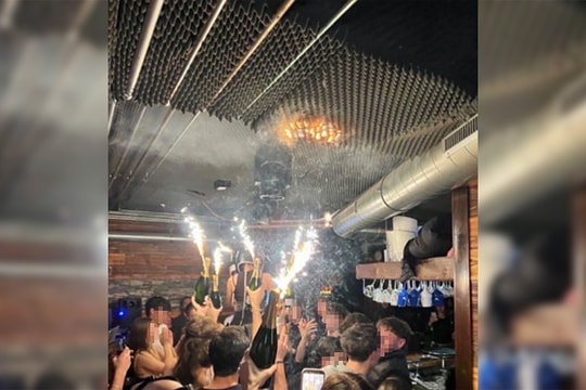 Pháo sáng gắn trên chai rượu có thể đã gây ra vụ cháy khu nghỉ dưỡng Thụy Sĩ