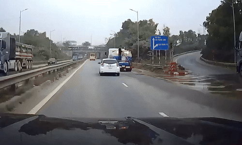 Ôtô con húc như trời giáng vào xe bồn tưới cây