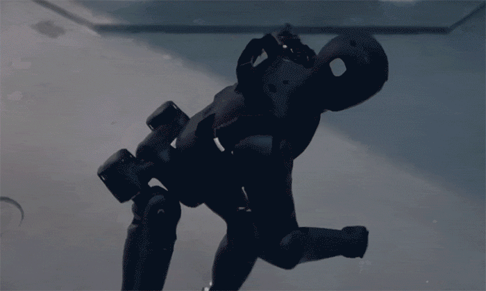 Startup Trung Quốc ra robot hình người 'bỏ vừa trong balo'