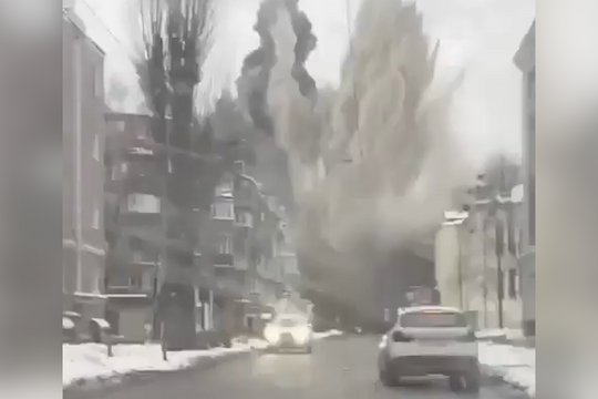 Khoảnh khắc tên lửa đạn đạo Nga phát nổ ở trung tâm Kharkov