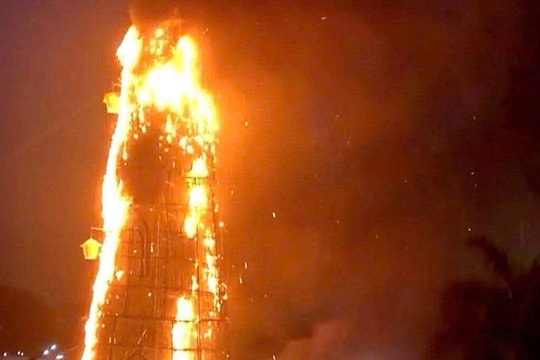 Cây thông Noel cao 15 m cháy ngùn ngụt trong khuôn viên nhà thờ