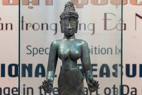 Đóa sen trở về tay tượng Bồ tát Tara sau 47 năm lưu lạc