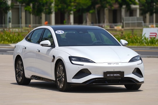 BYD lần đầu chiếm ngôi vua xe điện của Tesla