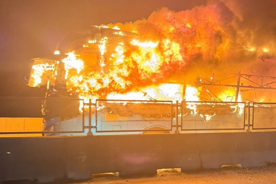 Xe giường nằm cháy trên cao tốc, một hành khách tử vong