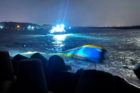 Tàu cá chở 4 ngư dân bị sóng lớn đánh chìm trên biển La Gi