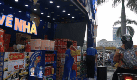 Bia Tết, nước ngọt tràn xuống phố, giá giảm sâu