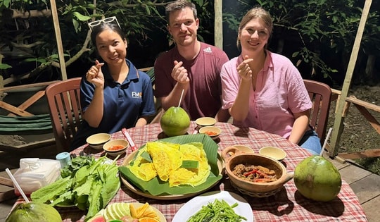 Du khách nước ngoài thích thú trải nghiệm nấu món miền Tây ở Cần Thơ