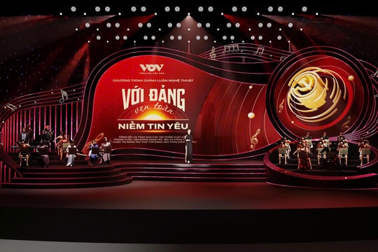 'Với Đảng vẹn toàn niềm tin yêu': Khi lịch sử được kể bằng giọng đọc phát thanh