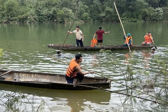Cứu sống 6 người bị lật ghe trên sông Nước Xa