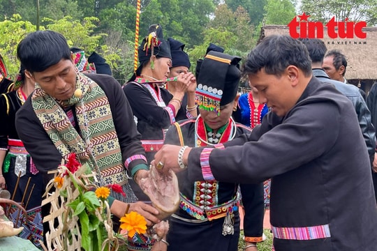 Đặc sắc nghi thức thu thóc cầu mùa bội thu của người Khơ Mú