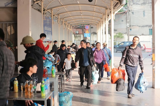 Người dân 'tay xách nách mang' đổ về Thủ đô sau kỳ nghỉ Tết Dương lịch