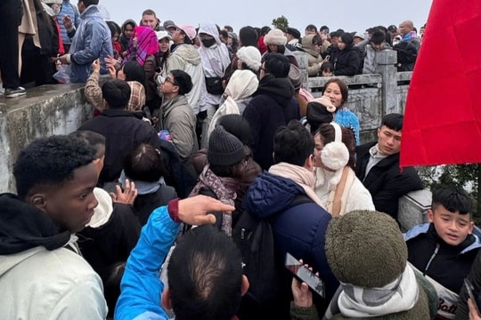 Hà Giang đông và tắc ngoài sức tưởng tượng, nhiều khách phải quay đầu