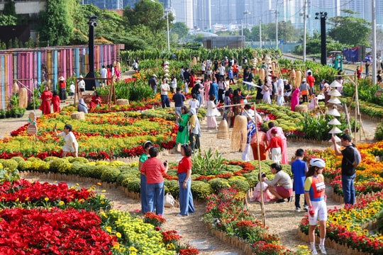 Du khách đổ đến check in vườn hoa xuân cạnh ga metro