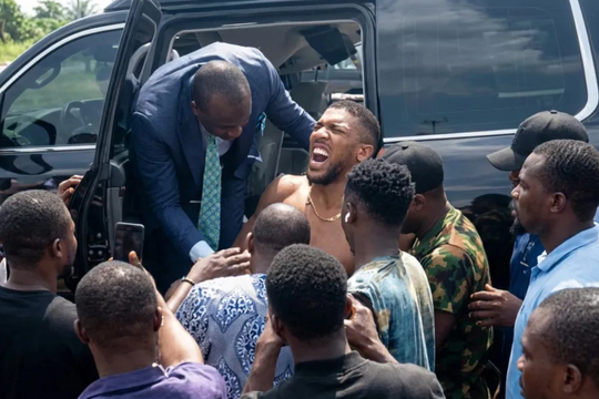 Anthony Joshua thoát chết nhờ quyết định vào phút chót