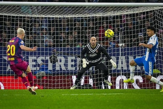 10 phút cuối bùng nổ mang về ba điểm cho Barca