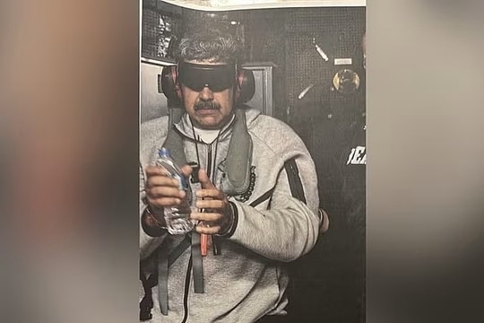 Hình ảnh ông Maduro bị còng tay, bịt mắt trên tàu chiến Mỹ