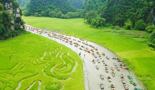 Tôn vinh vẻ đẹp thiên nhiên kỳ thú của Tràng An qua Tuần du lịch Ninh Bình
