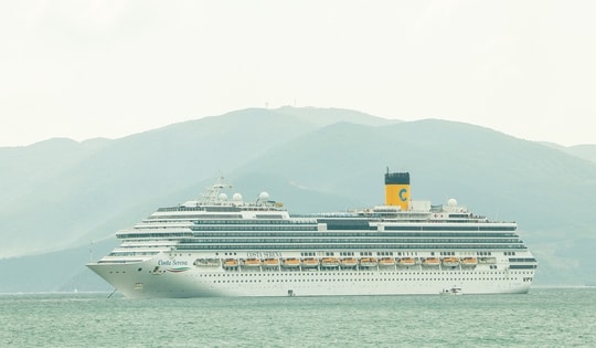 Hình ảnh tàu biển du lịch đầu tiên của năm 2026 đưa 2.800 khách châu Âu đến Nha Trang