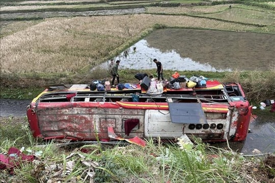 11 người bị thương do lật xe khách trên Quốc lộ 37 ở Sơn La
