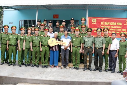 Bàn giao những căn nhà Quang Trung đầu tiên cho người dân vùng rốn lũ