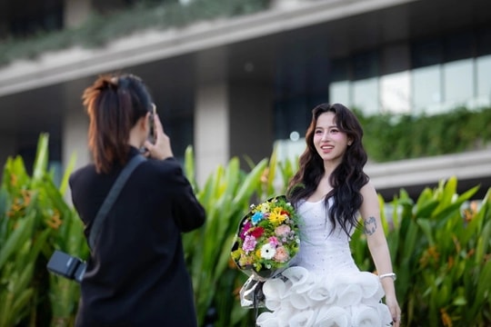 TPHCM rộn ràng với vườn hoa xuân ven ga Ba Son, thu hút giới trẻ "check-in"