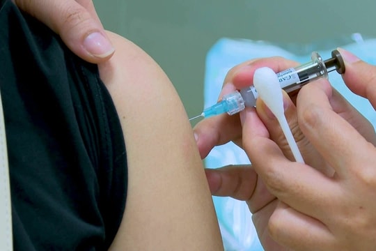 Yêu người nhiễm HPV có cần tiêm vaccine để phòng ngừa?
