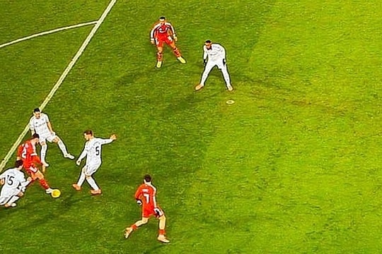 Vì sao Liverpool được công nhận bàn thắng 'việt vị'?