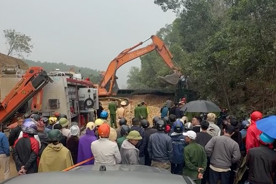 Xe đầu kéo tông hai ô tô, một người tử nạn