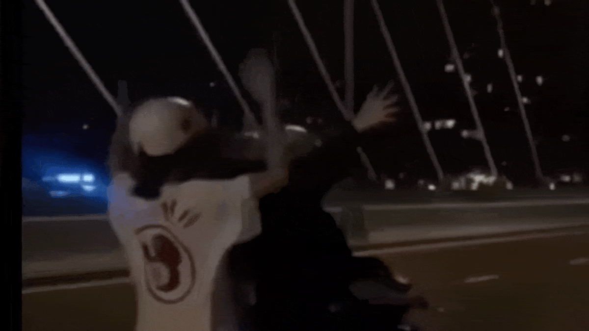 Thiếu nữ bị tịch thu xe SH vì thả tay lái trên cầu Ba Son