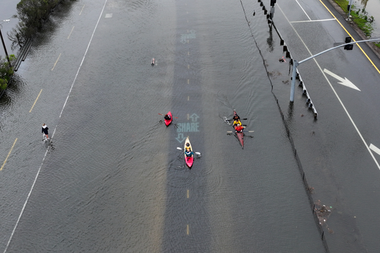 Mưa lớn, triều cường biến đường phố California thành sông