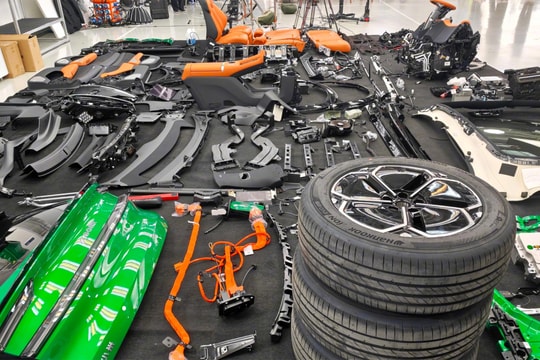 Xiaomi phát trực tiếp cảnh tháo dỡ xe điện để chứng minh chất lượng