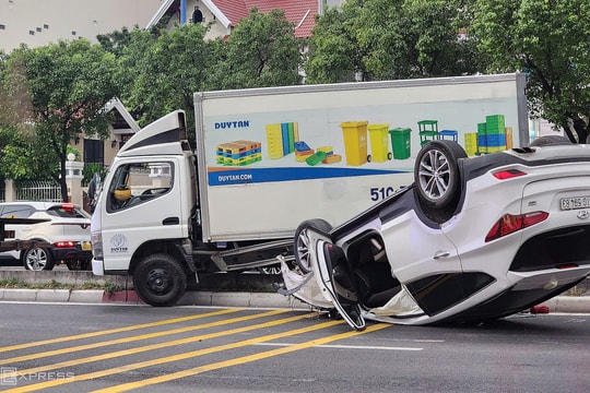 Ôtô lật ngửa sau tai nạn, đại lộ ở TP HCM ùn tắc 2 km