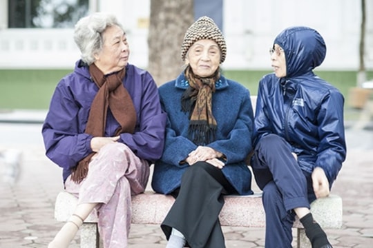 Chủ động chăm sóc sức khỏe người cao tuổi trong thời tiết giá rét