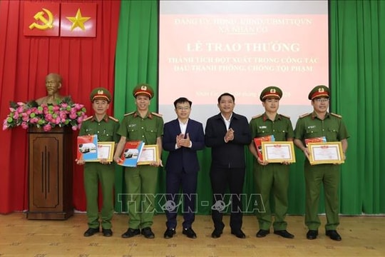 Khen thưởng các cá nhân tham gia triệt phá nhanh vụ cướp tiệm vàng tại Lâm Đồng