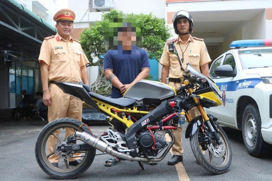 CSGT vào cuộc xử lý người điều khiển mô tô phân khối lớn buông hai tay trên Quốc lộ 1A