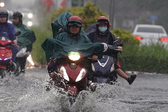 Mưa trái mùa gây ngập nhiều tuyến đường ở TP Hồ Chí Minh