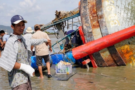 Gần 2 tháng sau bão, tàu cá nằm bờ, ngư dân cõng nợ trở lại biển
