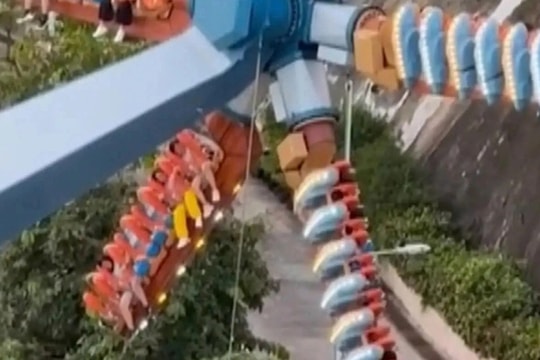 Hong Kong: Trò chơi cảm giác mạnh gặp sự cố, 15 người kẹt giữa không trung