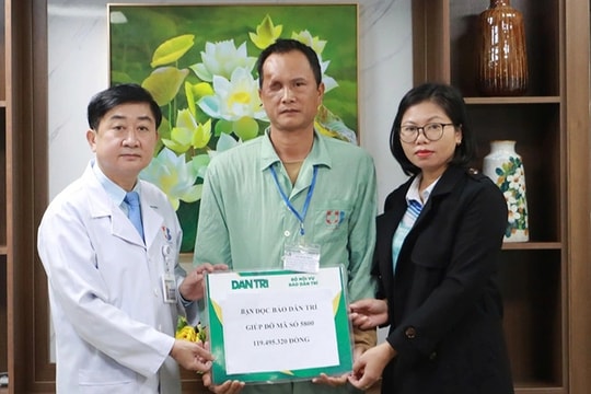 Trao 120 triệu đồng đến người đàn ông mắc bệnh ung thư hiếm