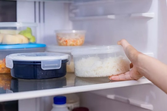 Vì sao nên cất thức ăn vào tủ lạnh khi còn nóng?