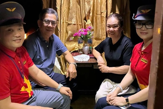 12 phút bới thùng rác tìm vàng cho khách đi tàu