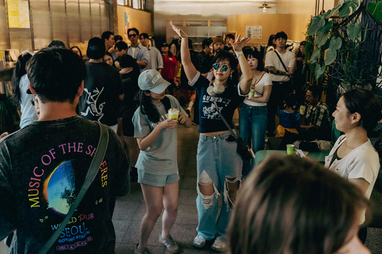 Người trẻ đi bar lúc bình minh