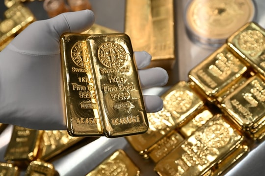 Giá vàng thế giới tăng hơn 100 USD, chứng khoán Mỹ lập kỷ lục