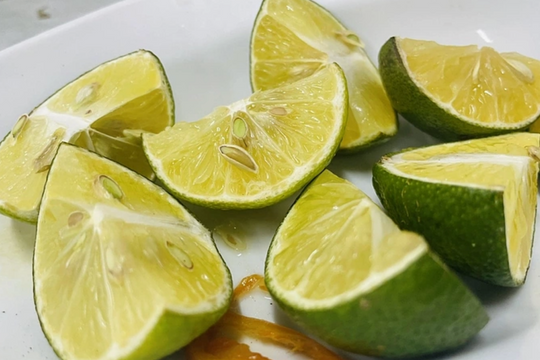 Uống nước chanh muối hạt chữa trào ngược dạ dày?